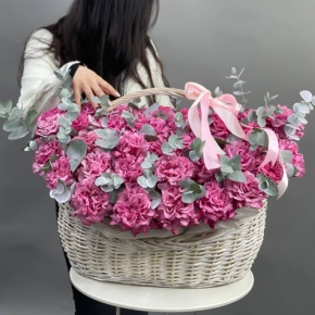 Композиция в корзине из 55 роз Эквадор Кантри Блюз (60 см) в Москве