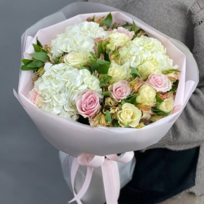 Букет "Поля" из роз, альстромерий и гортензии в Москве