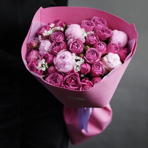 Букет "Ласковый май" из пионов Сара Бернар, пионовидных роз и аллиума в Москве