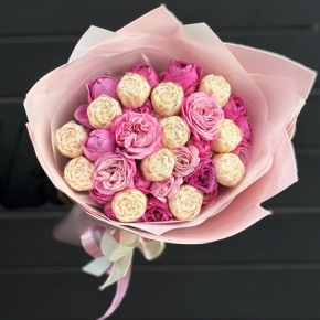 Букет из шоколадных пионов и кустовых пионовидных роз Мисти Баблз и Леди Бомбастик (40 см) в Москве