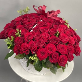 Композиция в корзине из красных роз в Москве