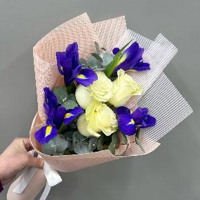 Микс из белых роз и ирисов ( минимальный заказ от 10 шт)