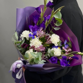 Букет "Пурпур" из гладиолусов, ирисов, диантусов и эустом в Москве