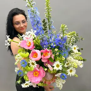 Авторская композиция в металическом кашпо с пионами " Вдохновение" в Москве