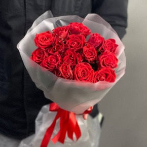 Букетик из 15 красных роз Эль Торо (50 см) в Москве