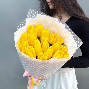 Букет из 25 желтых тюльпанов в нежной упаковке в Москве
