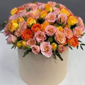 Композиция в шляпной коробке из кустовых роз микс в Москве