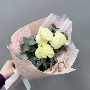 Букет из 3 белых Эквадорских роз ( минимальный заказ от 10 шт)