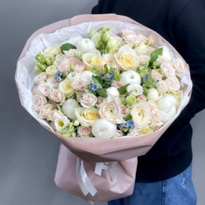 Букет "Чарли" из пионов, ранункулюсов, кустовых роз сорта Таня, оксипеталума и эустом в Москве