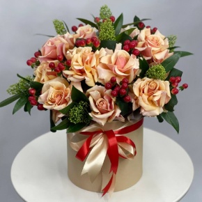 Композиция в шляпной коробке из роз Эквадор, гиперикума и скиммии в Москве