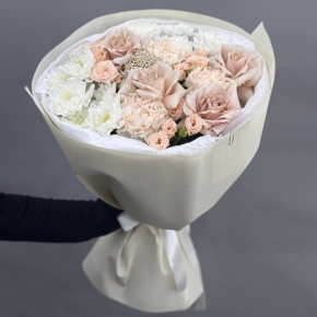 Букет "Побудь со мной" из роз Эквадор Квиксенд, озатамнуса, хризантем, кустовых роз сорта Таня  и диантусов в Москве