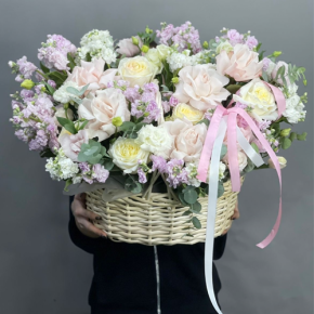 Композиция в корзине из роз Эквадор и ароматных маттиол в Москве