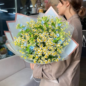 Букет "Цветы полей" из ромашек и оксипеталума в Москве