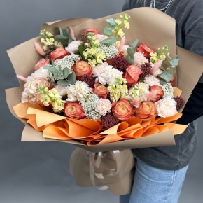 Букет "Татьяна" из маттиол, гортензий, роз Эквадор Кахала, диантусов, скиммии и озатамнуса в Москве
