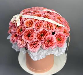 Композиция из 51 пионовидной розы в коробке "Персиковый мусс" в Москве