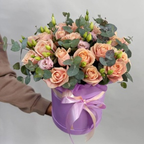 Композиция в шляпной коробке из роз Аваланж, эустом и эвкалипта в Москве