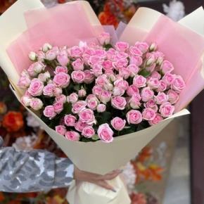 Букет "Кабаре" из 25 кустовых розовых роз (70 см) в Москве