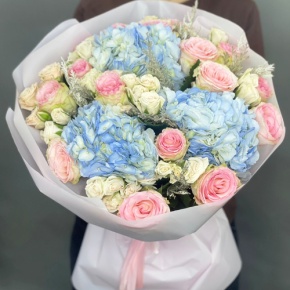 Букет "Легкий ветерок" из роз, конифера и гортензий в Москве