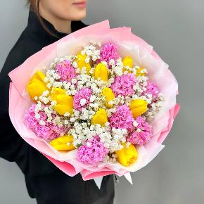 Яркий микс с гиацинтами, тюльпанами и гипсофилой в Москве