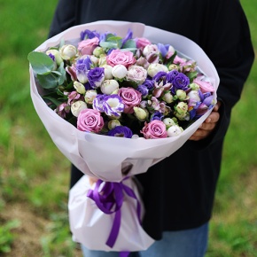 Букет "Сиреневое настроение" из эустом, роз Меритим, ирисов, кустовых лавандовых пионовидных роз и альстромерий в Москве