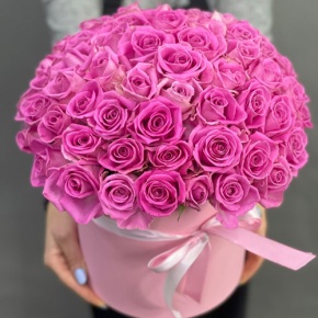 Композиция в шляпной коробке из 71 кенийской розы в Москве