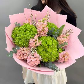 Букет " Яблочный штрудель" из гортензий, маттиолы и гиацинтов в Москве