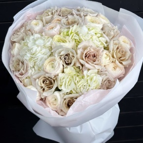 Букет "Сезон любви" из роз Эквадор Квиксенд, ранункулюсов и гортензий в Москве