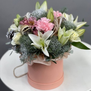 Композиция в шляпной коробке "Снегопад" из нобилиса, лилий, диантусов и альстромерий в Москве