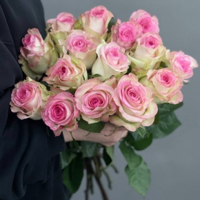 Букет из 15 роз Эквадор Свам (50 см) в Москве