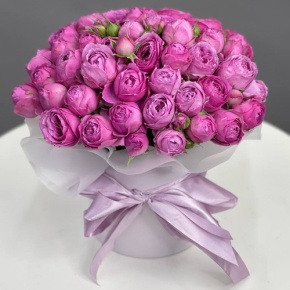 Композиция в шляпной коробке из малиновых кустовых пионовидных роз в Москве