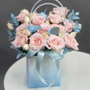 Стильная композиция в сумочке "Небесная нежность" из роз и лагуруса в Москве