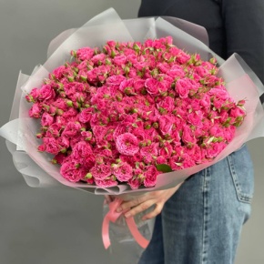 Букет "Тиффани" из 35 малиновых кустовых роз (50 см) в Москве