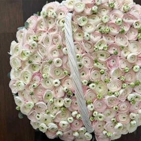 Композиция в корзине "Роскошь бутиков" из 201 ранункулюса в Москве