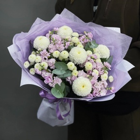 Букет "Ванила" из хризантем сантини, Момоко, эвкалипта и ароматных маттиол в Москве