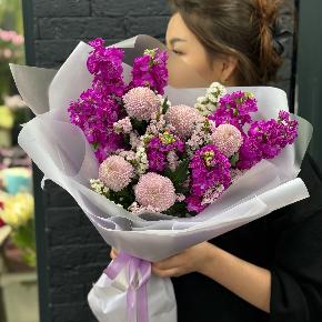 Букет из ароматной маттиолы, хризантемы и статицы в Москве