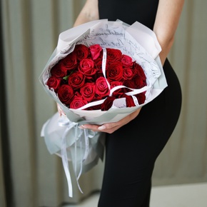 Букет "Лав стори" из малиновых и красных роз в Москве