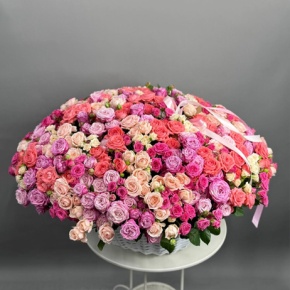 201 кустовая роза в корзине в Москве
