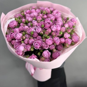 Букет из 25 пионовидных кустовых роз Мисти Баблз (70 см) в Москве