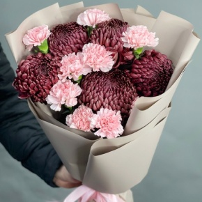 Букет из хризантем Бигоуди и розовых диантусов в Москве