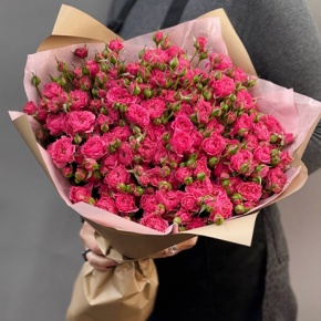 Букет из 21 малиновой кустовой розы (50 см) в Москве