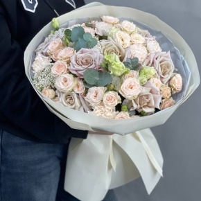 Букет "Юленька" из роз Эквадор, кустовых роз сорта Таня, озатамнуса, эустом, эвкалипта и диантусов в Москве