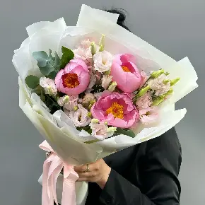 Нежный микс из лососевых пионов и эустомы в Москве
