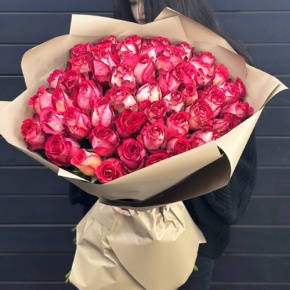 Букет из 51 махровой розы Эквадор Игуазу (60 см) в Москве