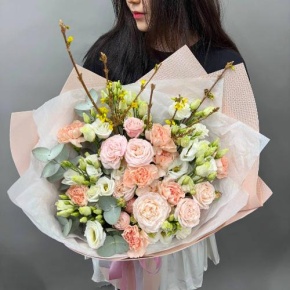 Авторский микс с цветущими ветками форзиции в Москве