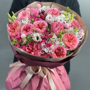 Букет "Малиновый поцелуй" из пионовидных роз Эквадор, анемонов, кустовых роз, краспедии, гринбелла и нерине в Москве