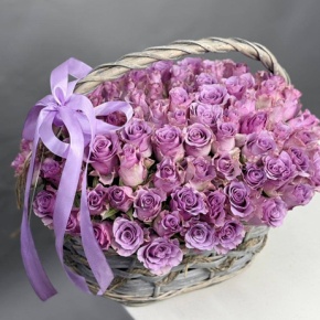 Композиция в корзине из 101 лавандовой кенийской розы (40 см) в Москве