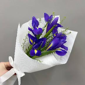 Букет из 5 синих ирисов с зеленью ( минимальный заказ от 10 шт)