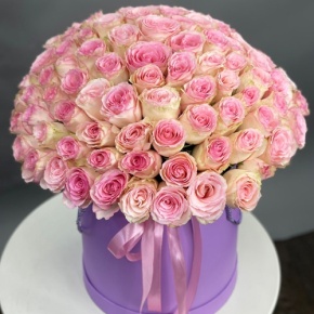 Композиция в шляпной коробке из 151 розы кения в Москве