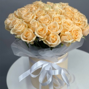 Композиция в шляпной коробке из 45 кремовых роз в Москве