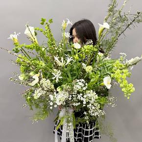 Садовый букет с сиренью, каллами и цветущими ветками в Москве